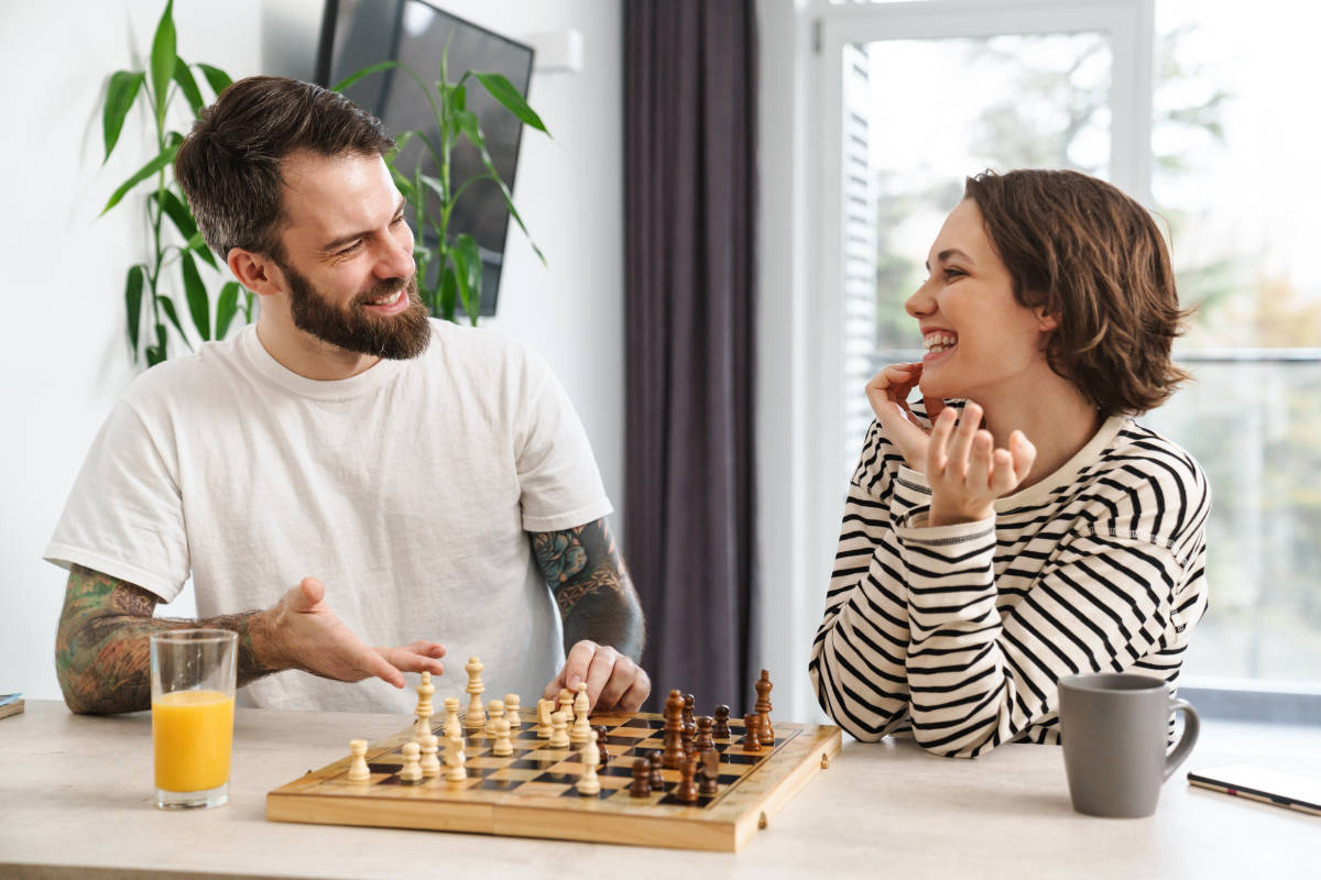 Un couple joue une partie d'échecs