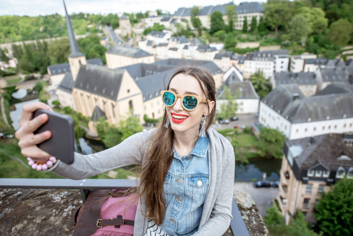 Une femme prends un Selfie au Luxembourg